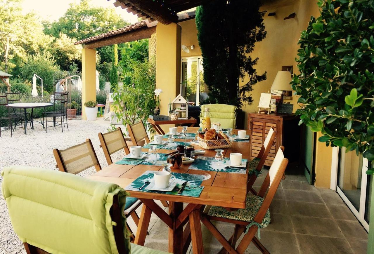 Le Mas Des Pierres Blanches Bed and Breakfast Venasque Exteriör bild