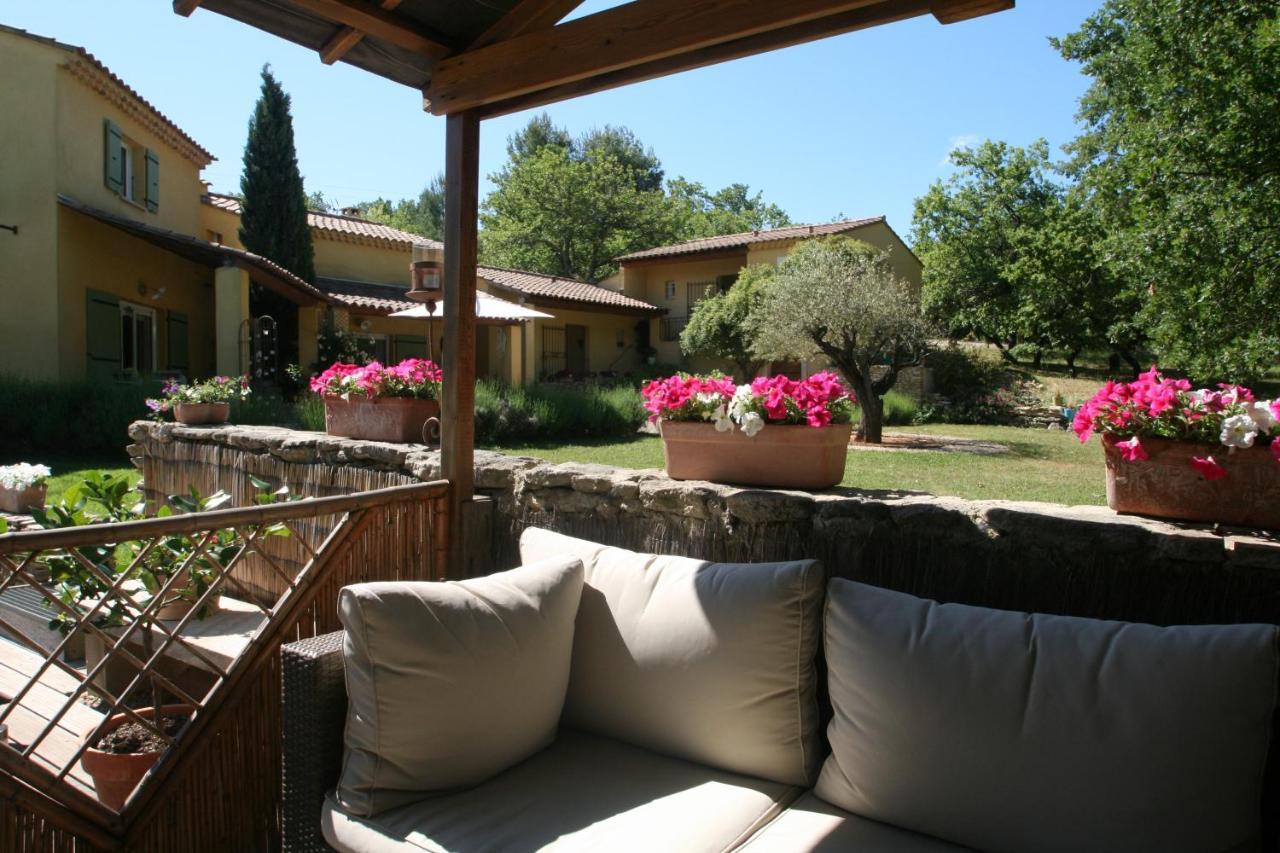 Le Mas Des Pierres Blanches Bed and Breakfast Venasque Exteriör bild