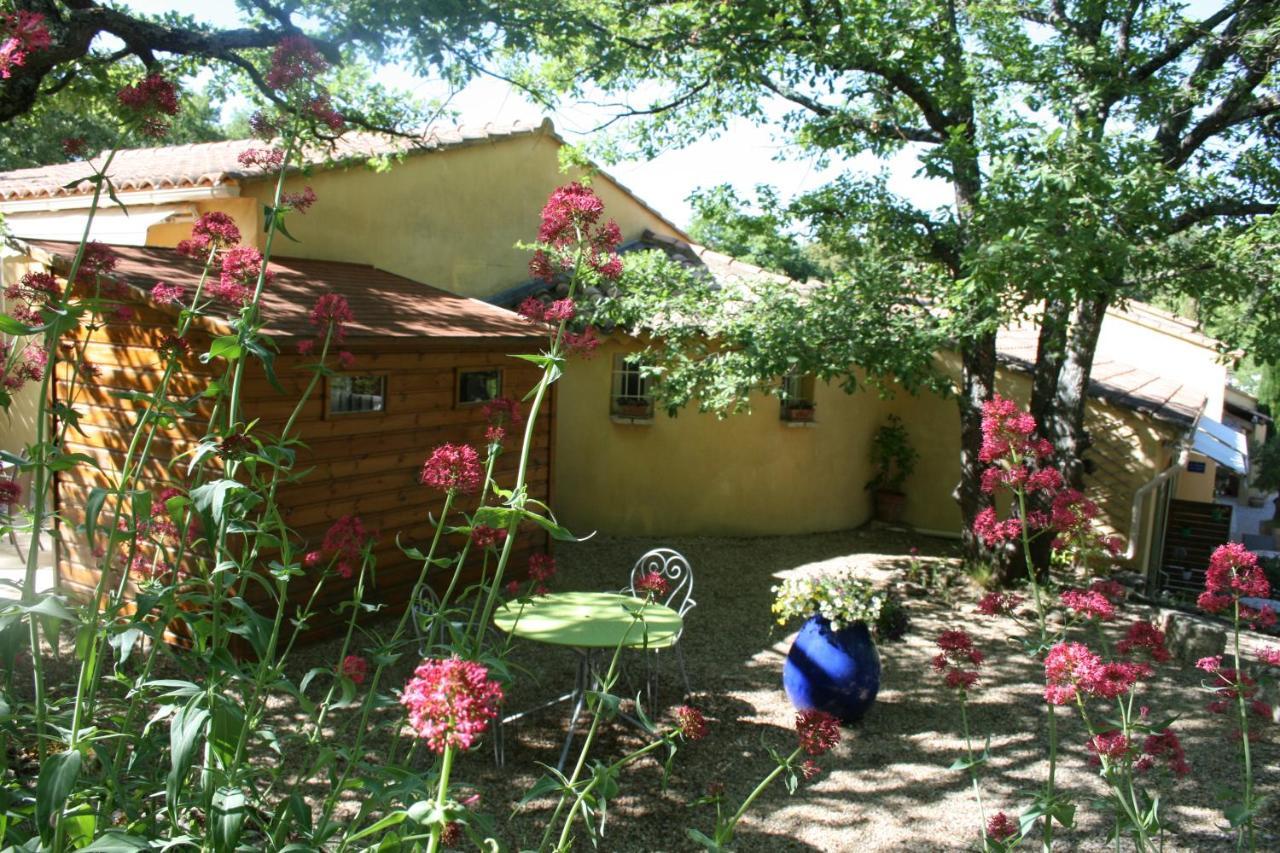 Le Mas Des Pierres Blanches Bed and Breakfast Venasque Exteriör bild